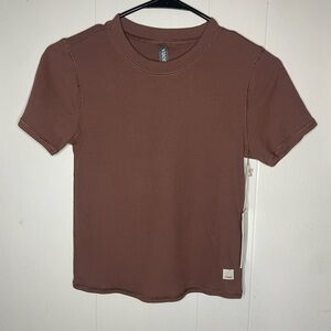 Vuori Women’s Pose Fitted Tee size small. NWT